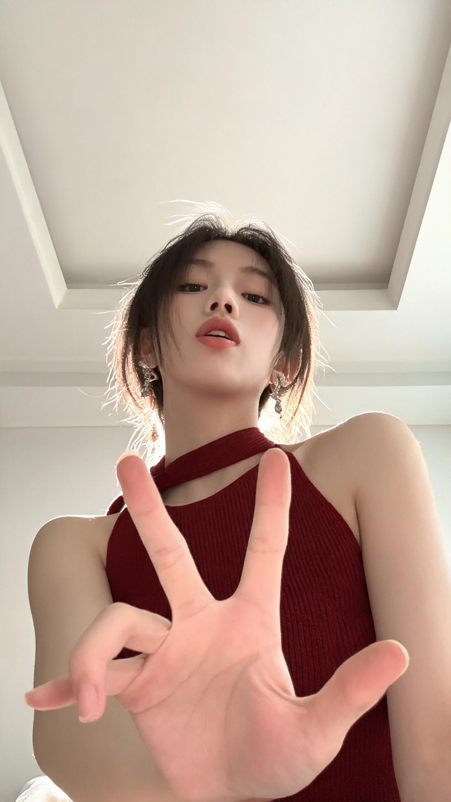 仰拍角度与OK手势前景