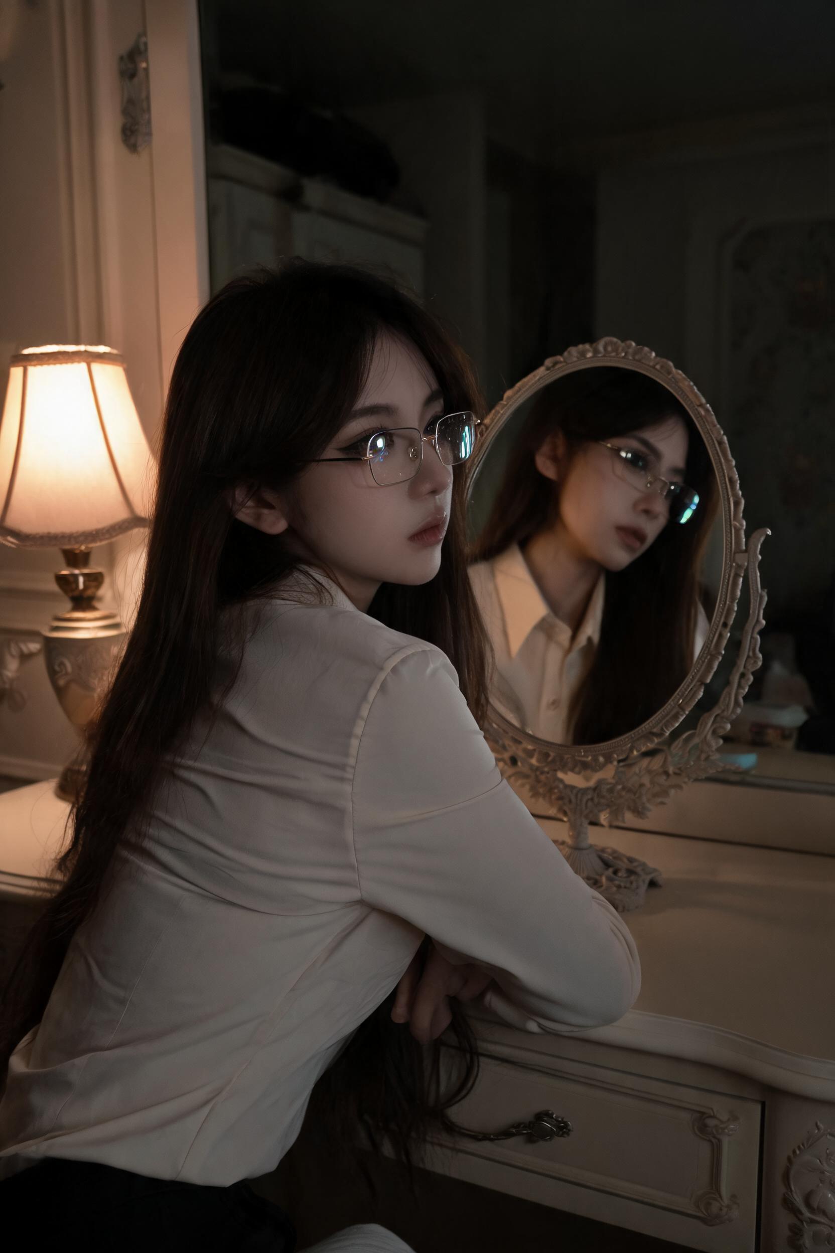 御姐风少女梳妆台镜前昏暗房间低饱和