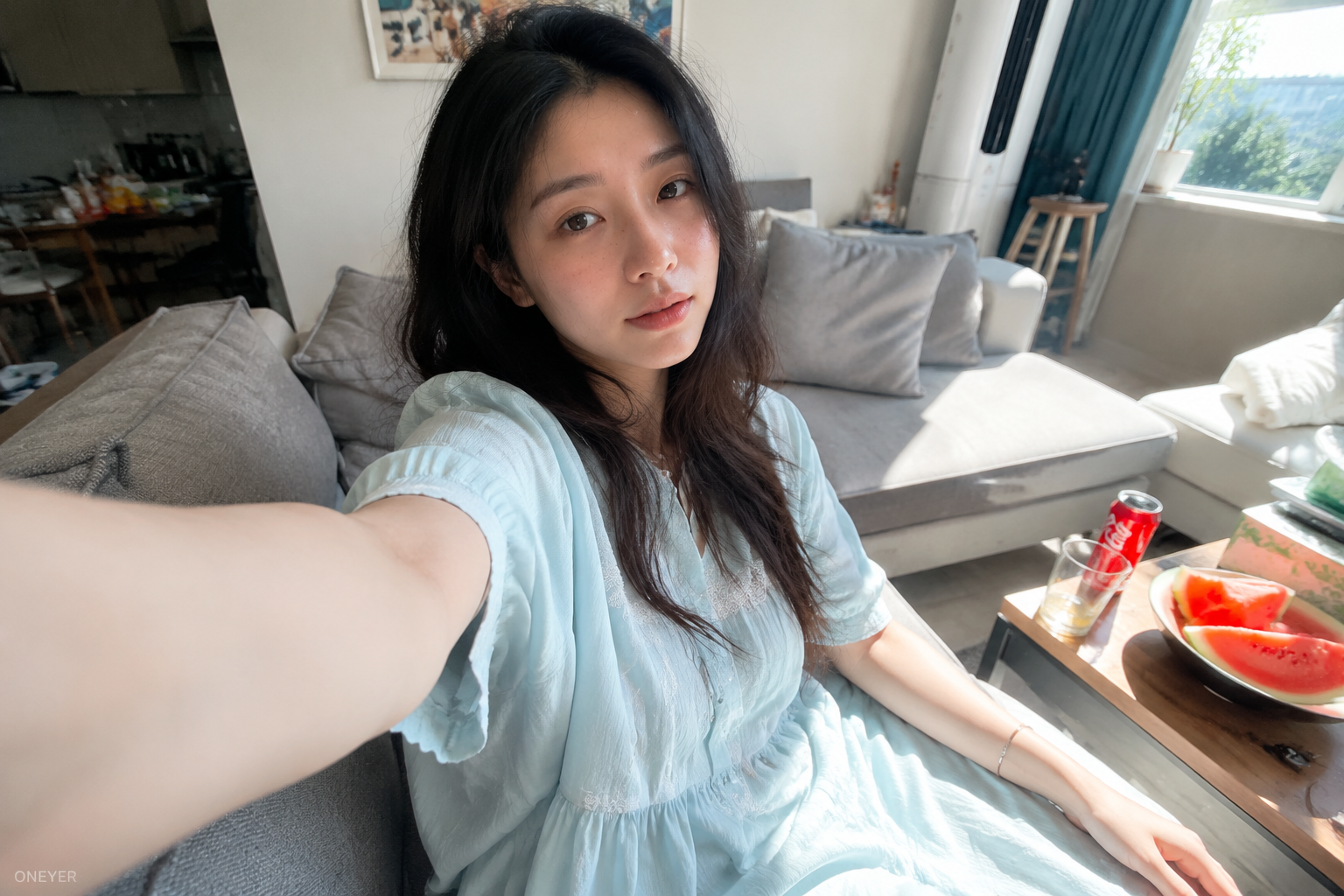 一张居家自拍，藏着 AI 人像最难伪造的物理痕迹——「前置成像术」用成像缺陷转译真实感